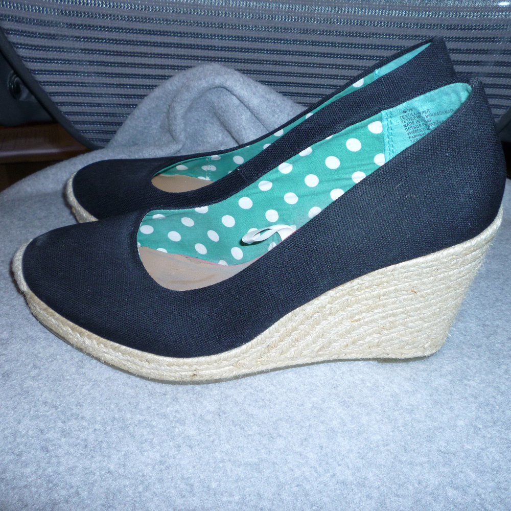 Merona 9.5 3" wedge heels black exterior